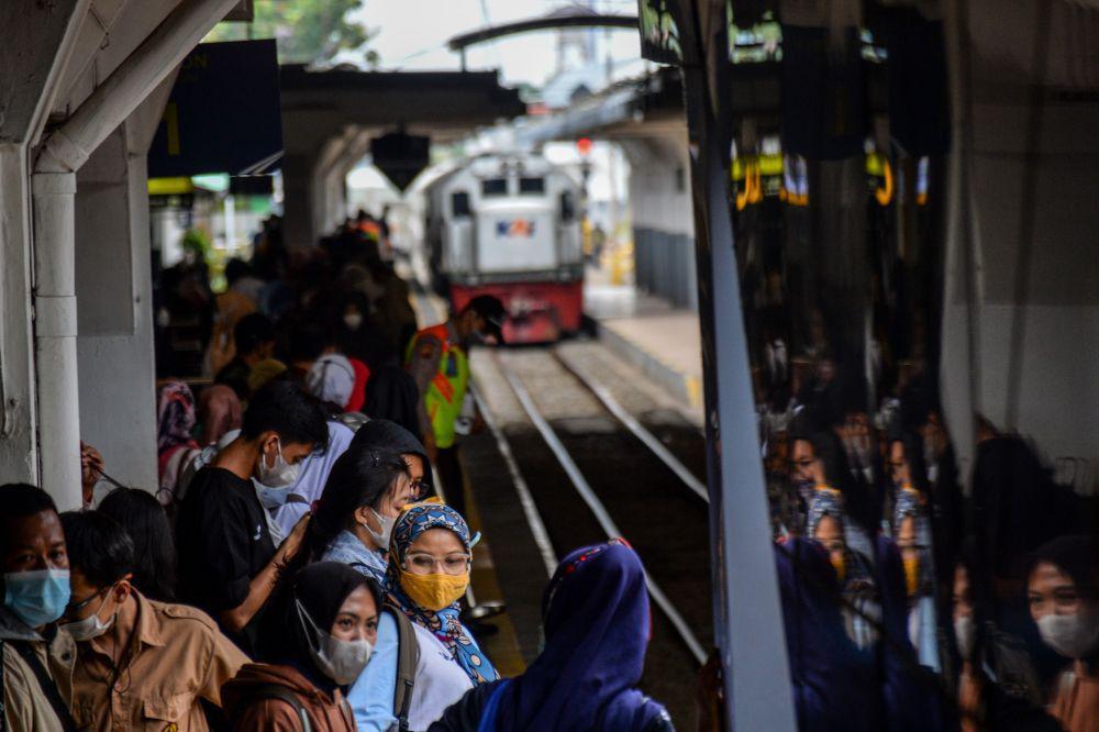Ilustrasi calon penumpang menunggu kedatangan kereta api. (ANTARA FOTO/Raisan Al Farisi)