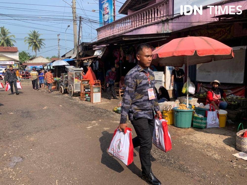 Presiden Joko “Jokowi” Widodo memberikan bantuan berupa sembako hingga uang tunai untuk modal dagang kepada pedagang di Pasar Natar, Lampung Selatan, Jumat (5/5/2023). (IDN Times/Rohmah Mustaurida).