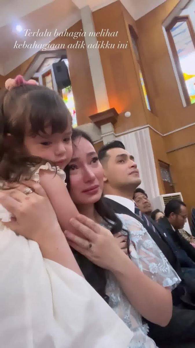 Potret selebritas di pemberkatan Jessica Mila dan Yakup Hasibuan (instagram.com/asmirandah89)