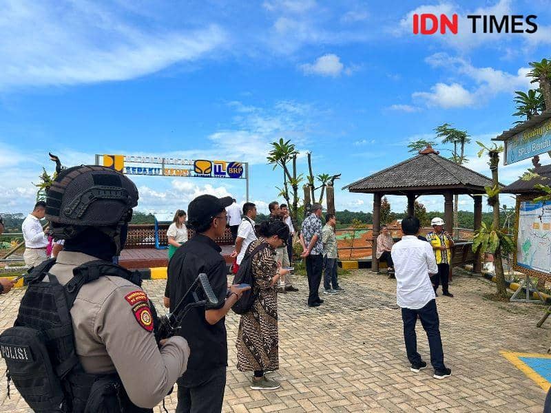 Seorang anggota polisi nampak melakukan pengamanan di lokasi kunker rombongan empat duta besar ke IKN. Foto Humas Polres PPU (IDN Times/Ervan)