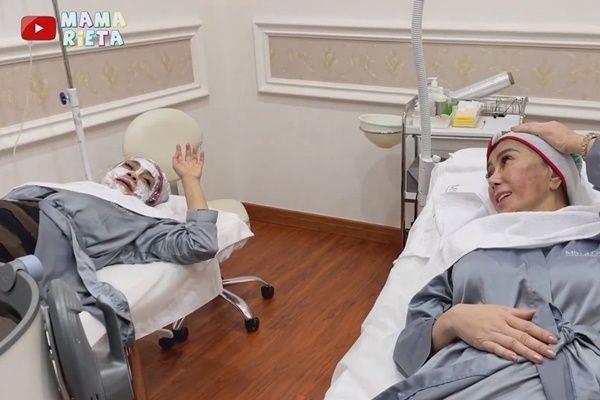 10 Potret Mama Rieta Perawatan Kecantikan Bareng Besan, Nenek Gaul