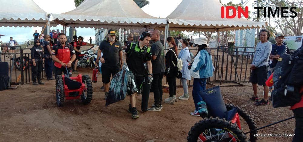 Kru dan pembalap saat gelaran MXGP Samota Sumbawa 2022. (IDN Times/Muhammad Nasir)