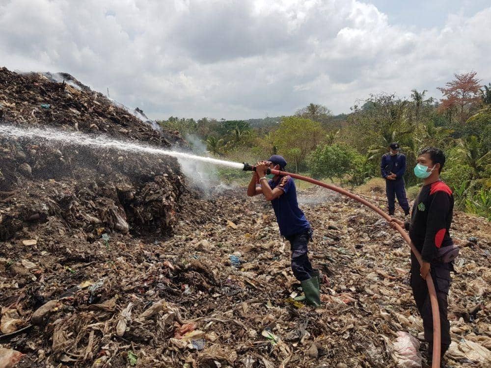 Petugas pemadam kebakaran Tabanan tangani kebakaran di TPA Mandung beberapa waktu lalu (Dok.IDNTimes/Istimewa)
