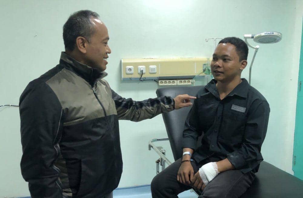 Mahasiswa korban penikaman, Alief alamsyah (duduk) dan Kapolrestabes Makassar Kombes Mokhamad Ngajib. (Istimewa)