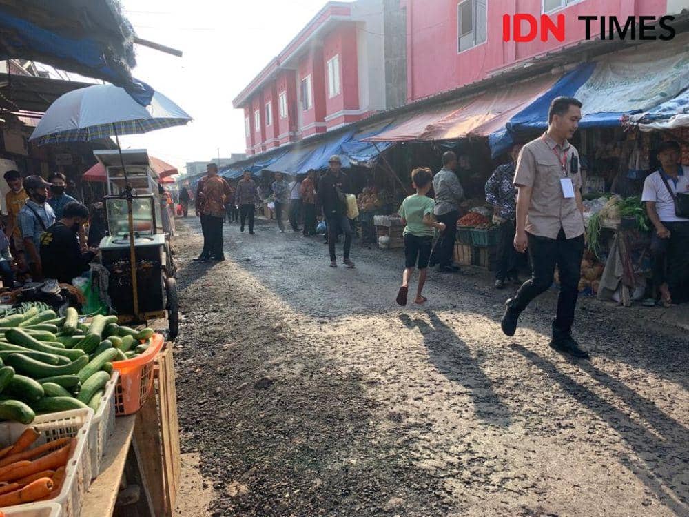 Presiden Joko “Jokowi” Widodo dijadwalkan mengunjungi Pasar Natar Lampung Selatan, Jumat (5/5/2023). (IDN Times/Rohmah Mustaurida)