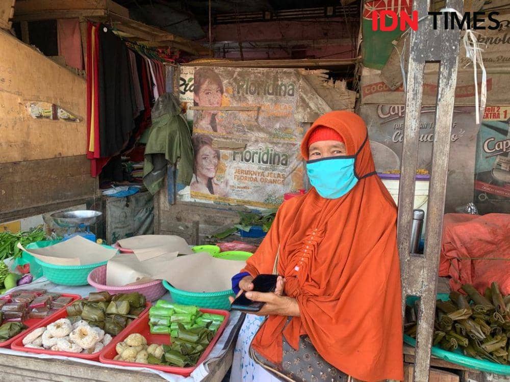 Saini, Pedagang di Pasar Natar. (IDN Times/Rohmah Mustaurida)
