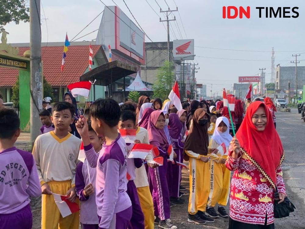 Siswa SDN 1 Merak Batin Natar Lampung Selatan menanti kedatangan Presiden Joko "Jokowi" Widodo, Jumat (5/5/2023). (IDN Times/Rohmah Mustaurida).