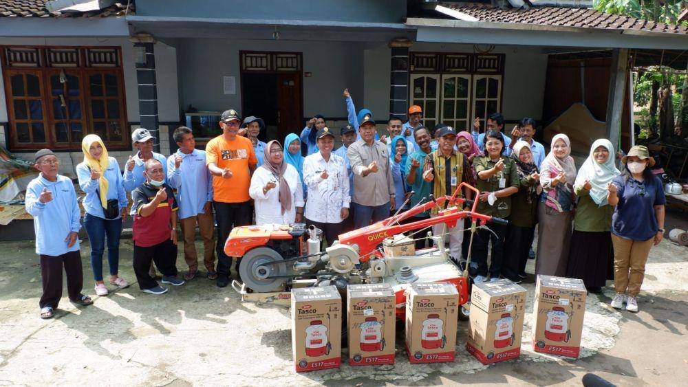 Penyerahan satu unit kultivator dan lima penyemprot elektrik.(Dok.Istimewa)