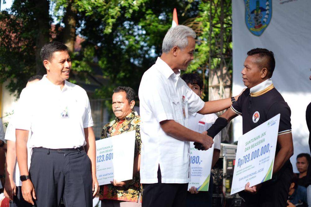 Gubernur Jawa Tengah Ganjar Pranowo bersama Direktur Utama BPJS Ketenagakerjaan Anggoro Eko Cahyo juga sekaligus menyerahkan santunan kepada 3 ahli waris peserta dengan total manfaat mencapai Rp1 miliar. (Dok. BPJAMSOSTEK)
