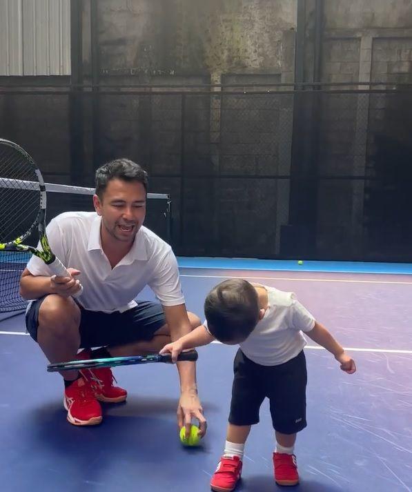 potret Raffi Ahmad dan Rayyanza main tenis bareng (instagram.com/raffinagita1717)