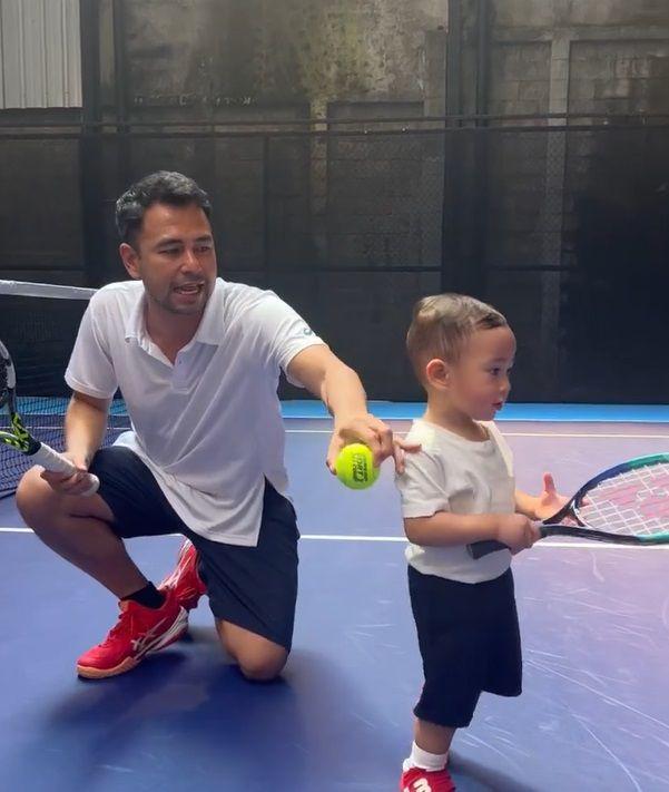 potret Raffi Ahmad dan Rayyanza main tenis bareng (instagram.com/raffinagita1717)