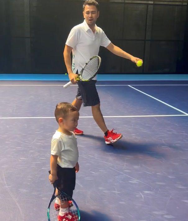 potret Raffi Ahmad dan Rayyanza main tenis bareng (instagram.com/raffinagita1717)