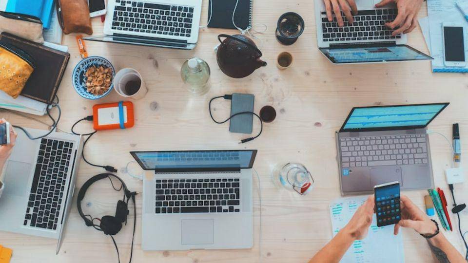 ilustrasi sedang berkerja dengan menggunakan laptop (unsplash.com/Marvin Meyer)