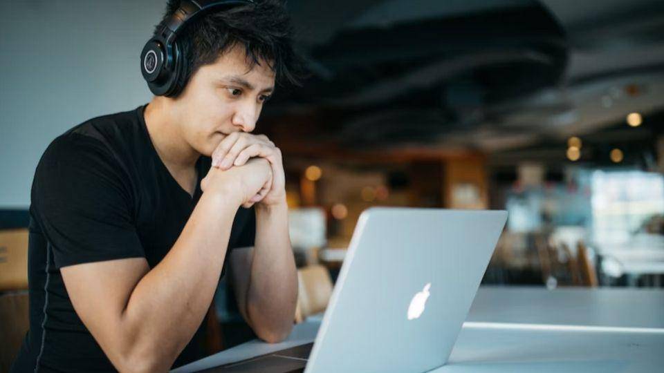 ilustrasi seseorang sedang menggunakan laptop (unsplash.com/Wes Hicks)