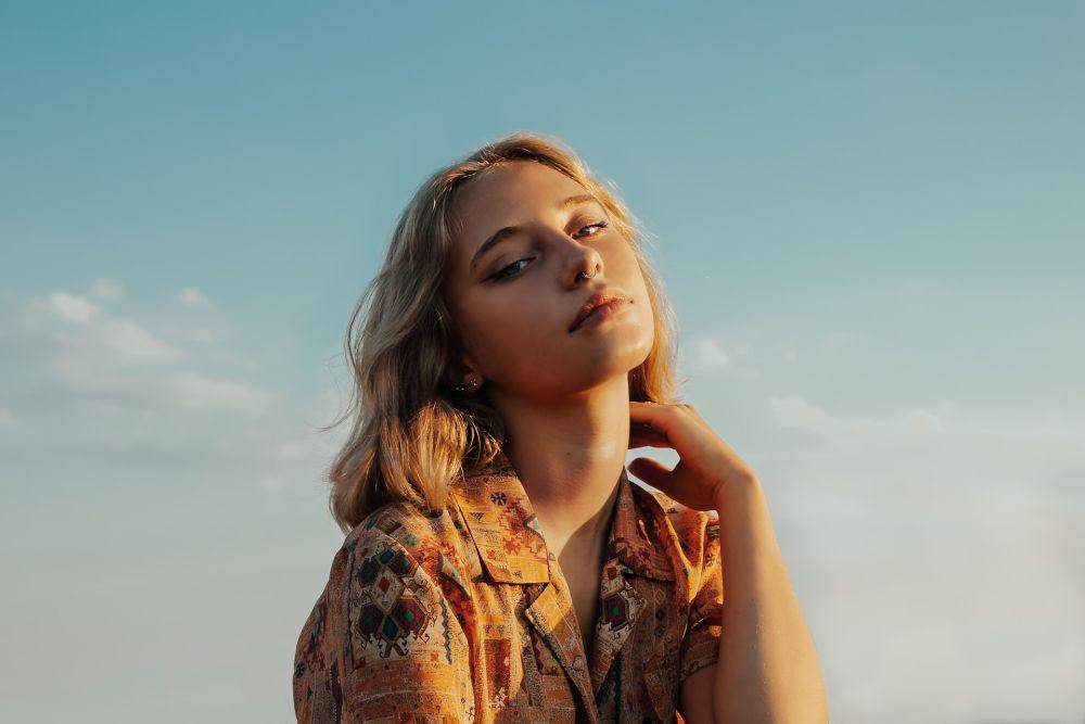 ilustrasi wanita serius (unsplash.com/Marco Testi)