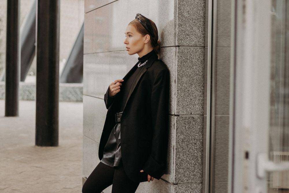 ilustrasi wanita berdiri (unsplash.com/NIKITA SHIROKOV)
