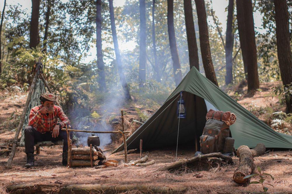 Ilustrasi seorang lelaki yang sedang camping (pexels.com/Baihaki Hine)