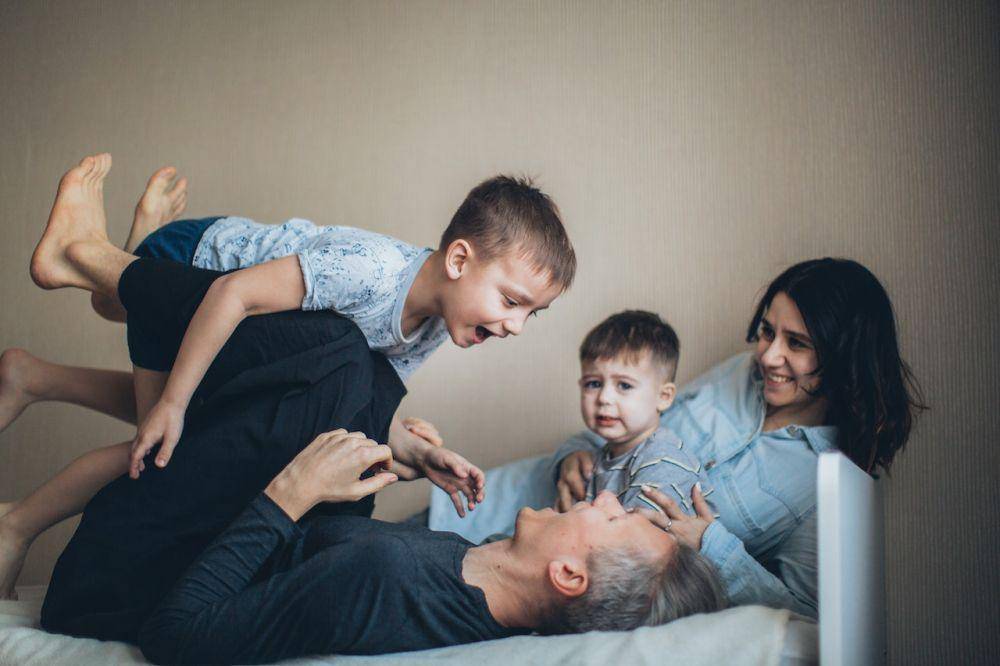 ilustrasi ayah dan anak bermain bersama (pexels.com/ Elina Fairytale)