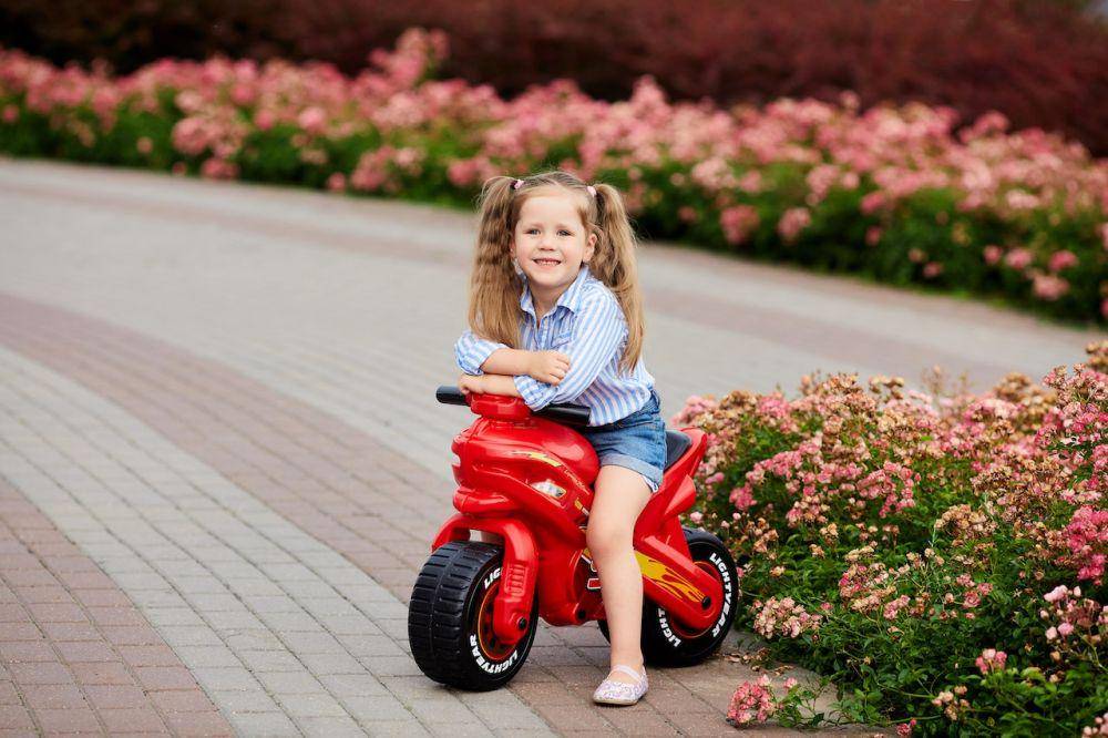 ilustrasi anak menaiki motor maian (pexels.com/Polesie Toys)