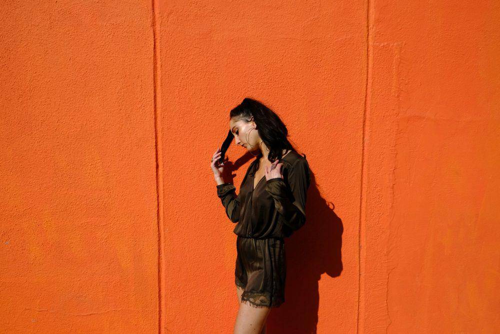 ilustrasi wanita berdiri (unsplash.com/Mike Von)
