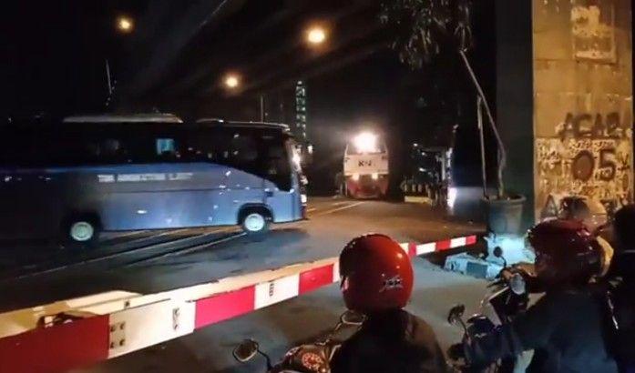 Video viral bus TNI AL terobos palang pintu kereta api di Malang. (IDN Times/Rizal Adhi Pratama)