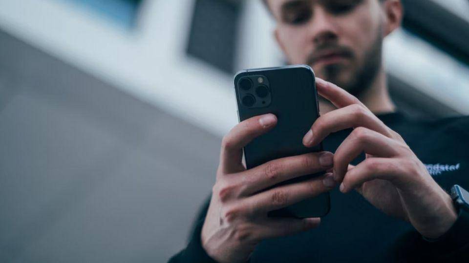 ilustrasi seseorang sedang menggunakan smartphone (unsplash.com/Jonas Leupe)