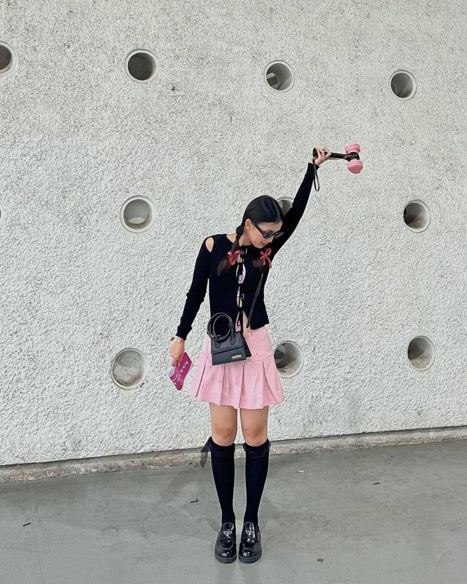 Outfit nuansa hitam ala Azahra Nabila (instagram.com/azahhra)
