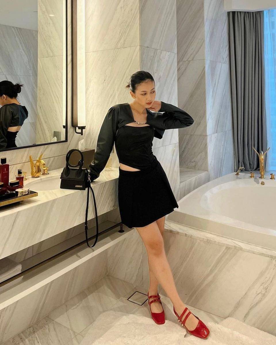 Outfit nuansa hitam ala Azahra Nabila (instagram.com/azahhra)