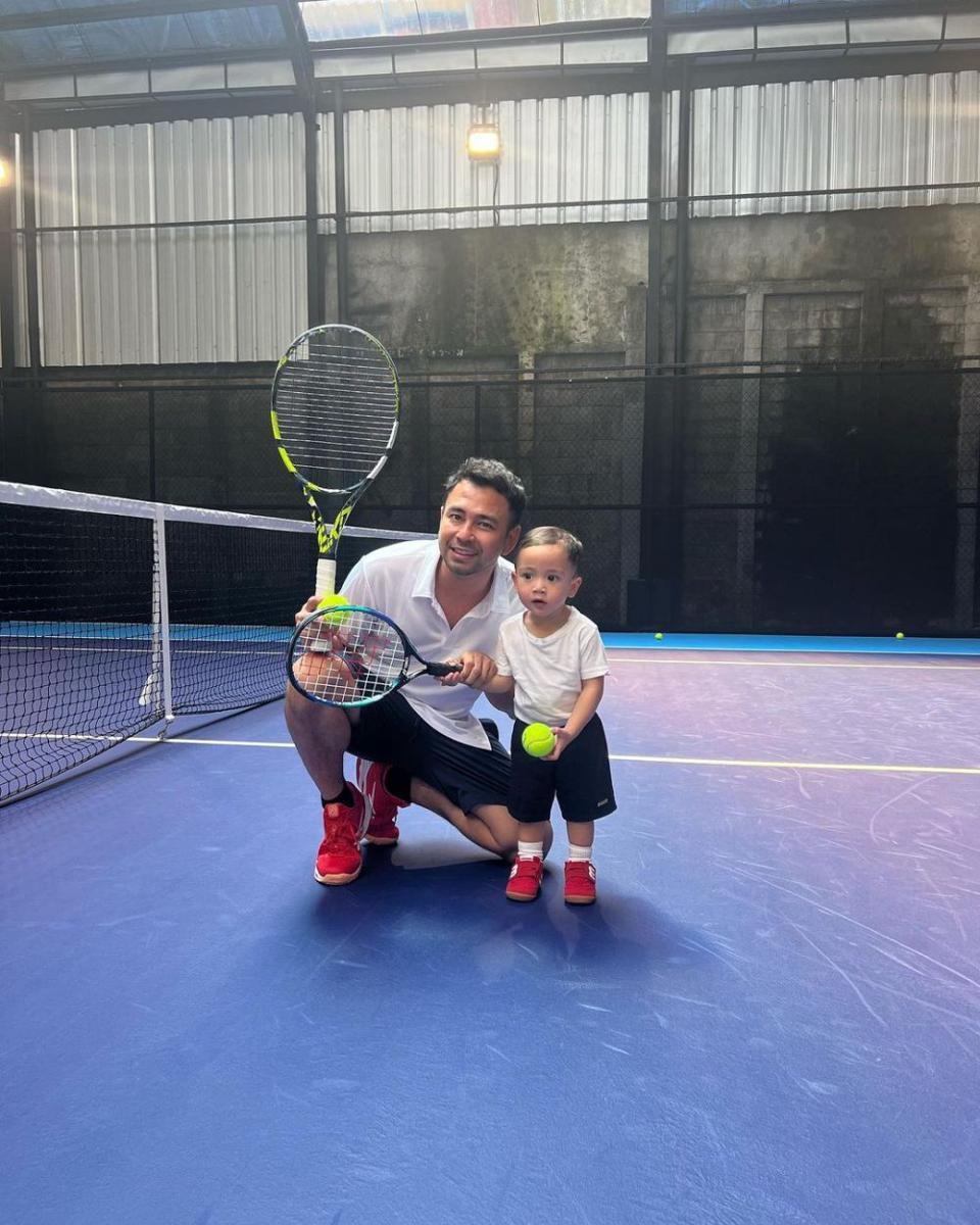 potret Raffi Ahmad dan Rayyanza main tenis bareng (instagram.com/raffinagita1717)