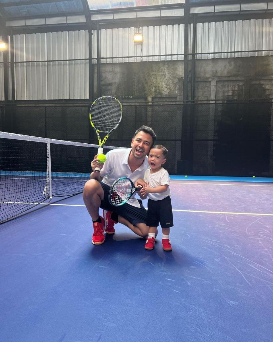 potret Raffi Ahmad dan Rayyanza main tenis bareng (instagram.com/raffinagita1717)