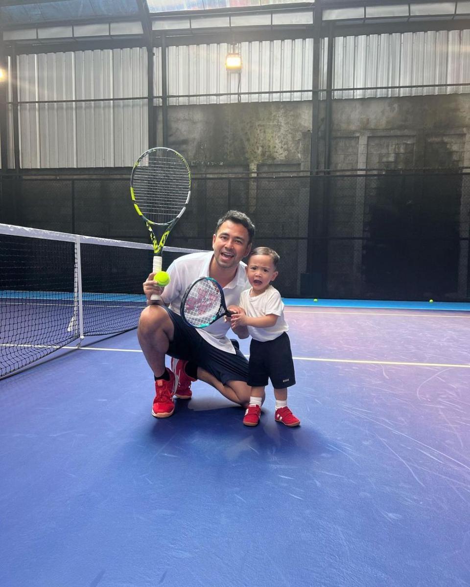 potret Raffi Ahmad dan Rayyanza main tenis bareng (instagram.com/raffinagita1717)