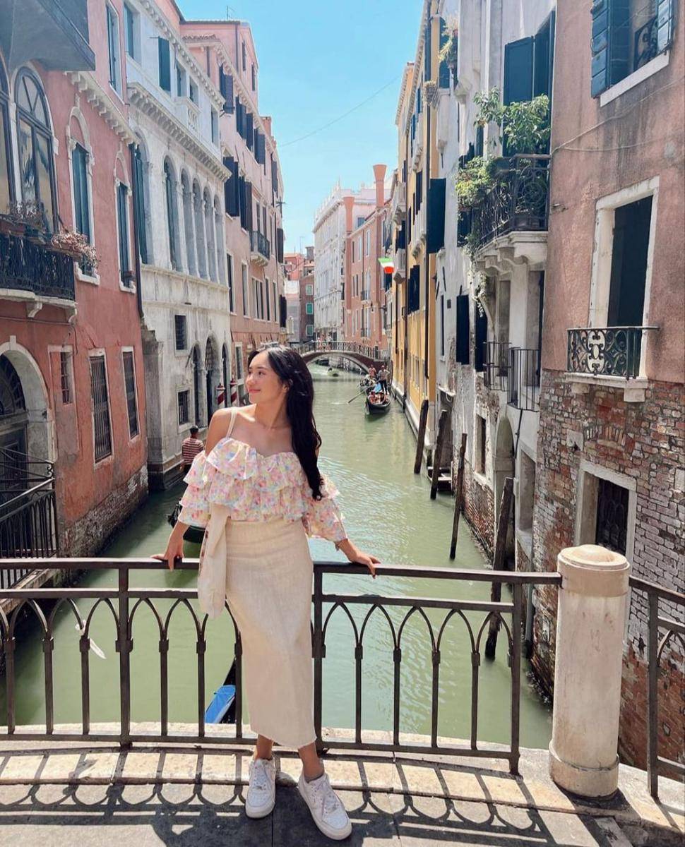 Potret OOTD Beby Tsabina dengan atasan tanpa lengan (instagram.com/bebytsabina)