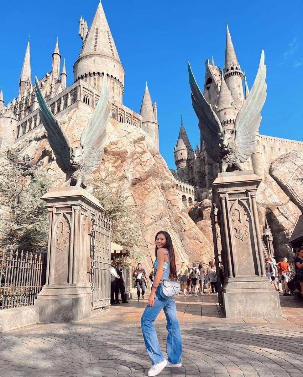 Potret OOTD Beby Tsabina dengan atasan tanpa lengan (instagram.com/bebytsabina)