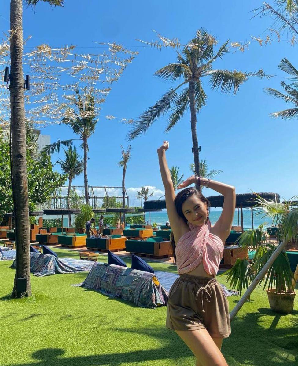 Potret OOTD Beby Tsabina dengan atasan tanpa lengan (instagram.com/bebytsabina)