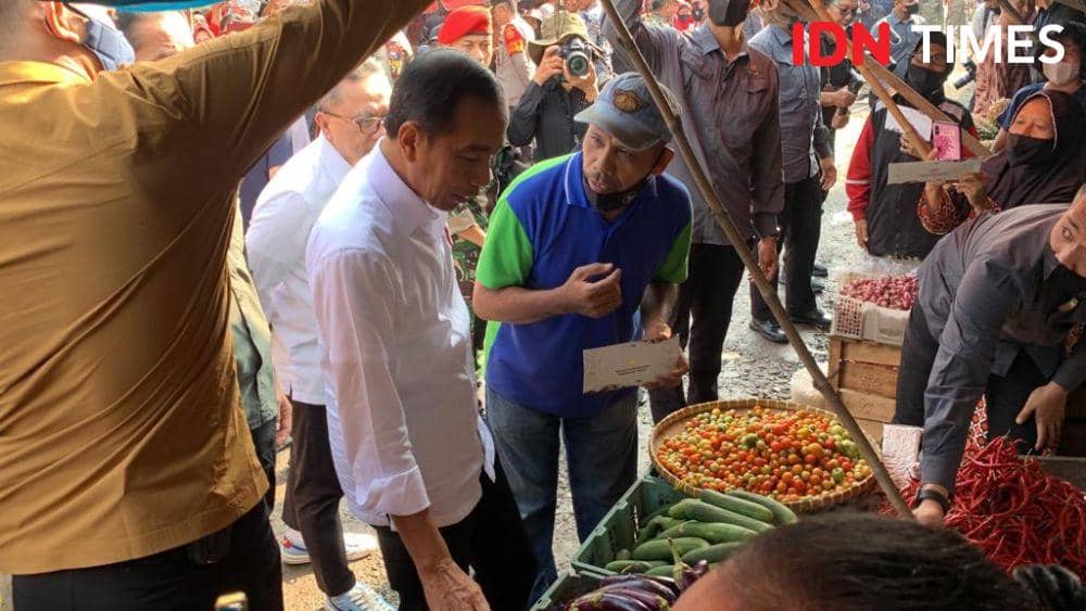 Presiden Joko “Jokowi” Widodo kunjungan kerja ke Pasar Natar, Kabupaten Lampung Selatan, Lampung, Jumat (5/5/2023). (IDN Times/Rohmah Mustaurida).
