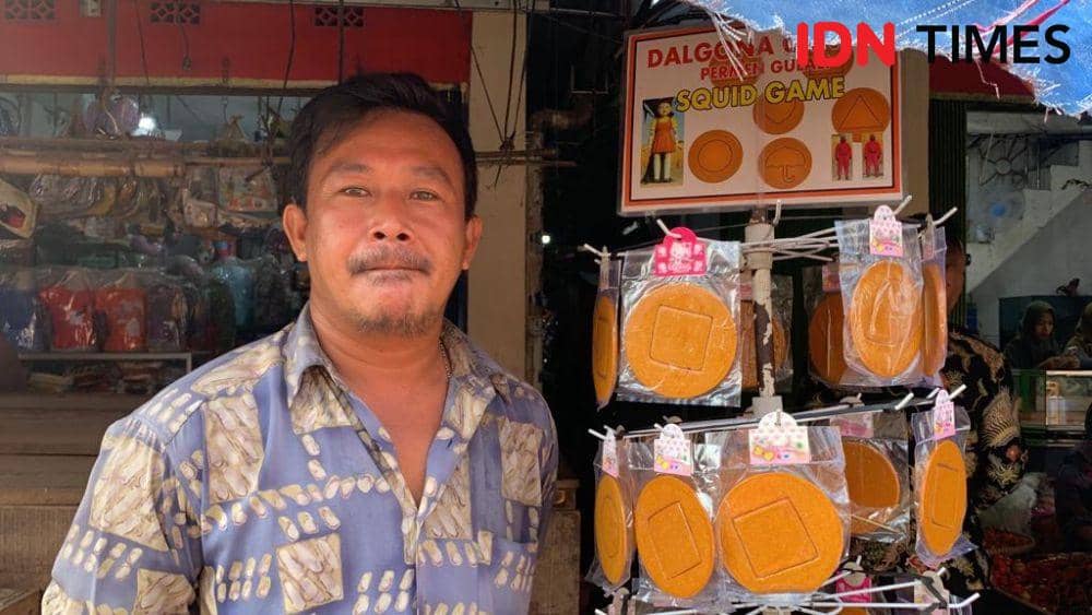 Sandi Pedagang kue di Pasar Natar mendapat bantuan uang dalam amplop dari Jokowi, Jumat (5/5/2023). (IDN Times/Rohmah Mustaurida).