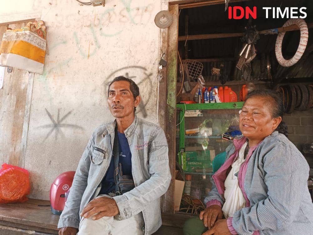 Demi Ketemu Jokowi, Pasutri Lansia Tempuh Puluhan Kilo Jalan Rusak