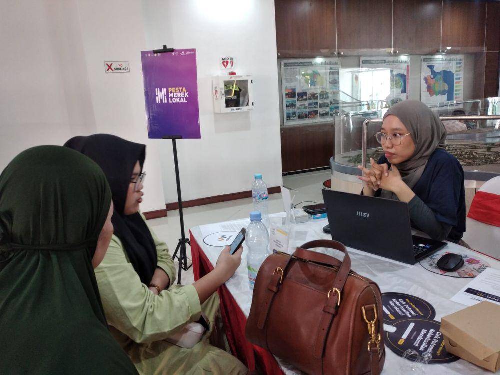 Pengecekan merek usaha menggunakan teknoligi AI di Mebiso.com pada acara Pesta Wirausaha di Gedung Balai Pemuda, Surabaya, Jumat (5/5/2023).