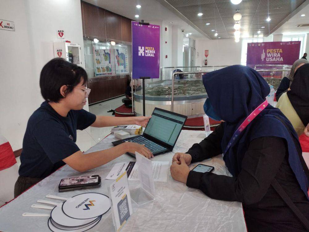 Pengecekan merek usaha menggunakan teknoligi AI di Mebiso.com pada acara Pesta Wirausaha di Gedung Balai Pemuda, Surabaya, Jumat (5/5/2023).