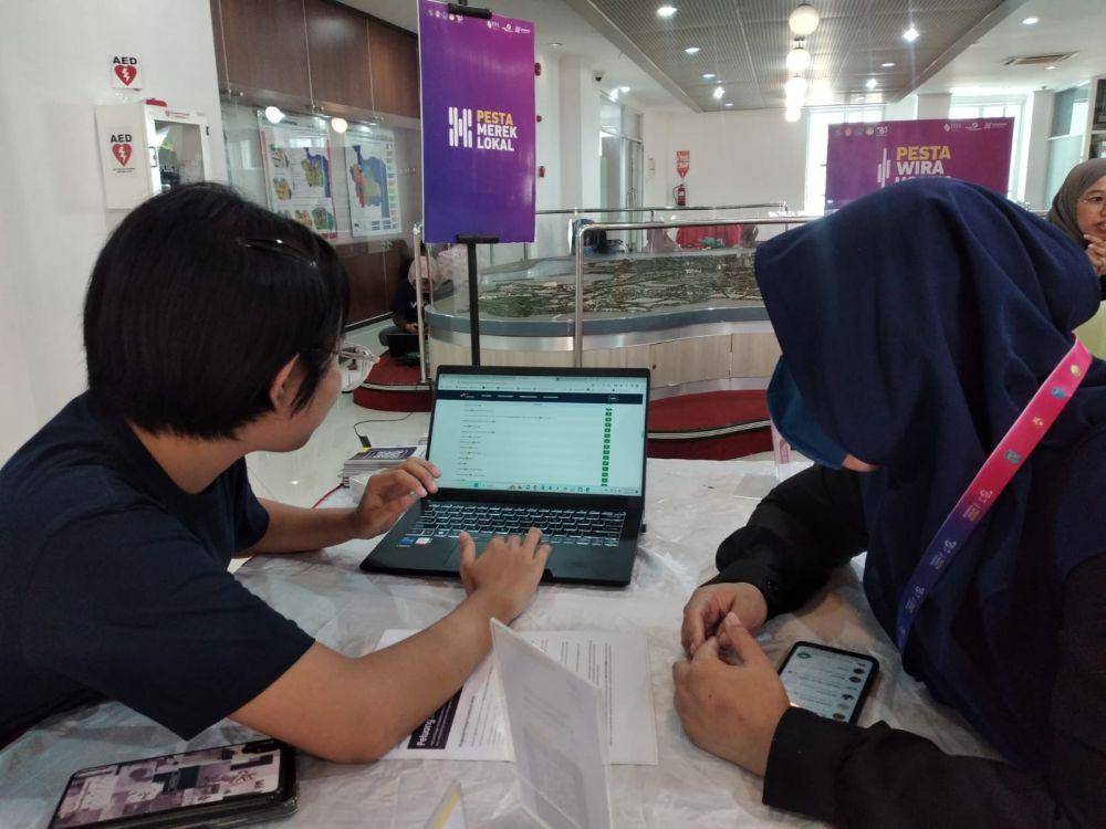 Pengecekan merek usaha menggunakan teknoligi AI di Mebiso.com pada acara Pesta Wirausaha di Gedung Balai Pemuda, Surabaya, Jumat (5/5/2023).