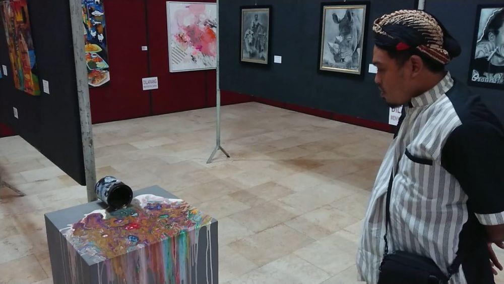 Pengunjung pameran lukisan yang digelar Orkes Tanam di Tulungagung. IDN Times/ Bramanta Pamungkas