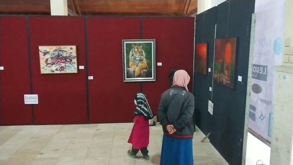 Pengunjung pameran lukisan yang digelar Orkes Tanam di Tulungagung. IDN Times/ Bramanta Pamungkas