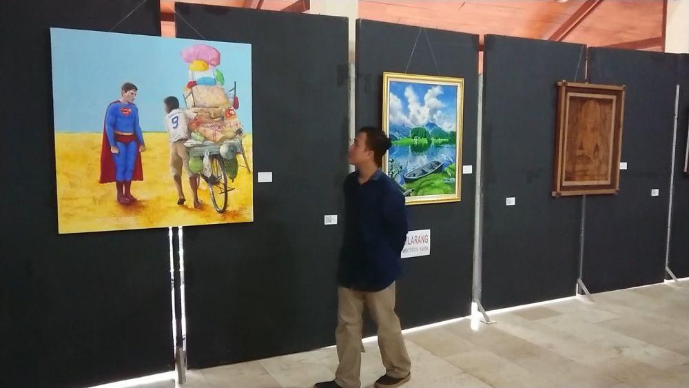 Pengunjung pameran lukisan yang digelar Orkes Tanam di Tulungagung. IDN Times/ Bramanta Pamungkas