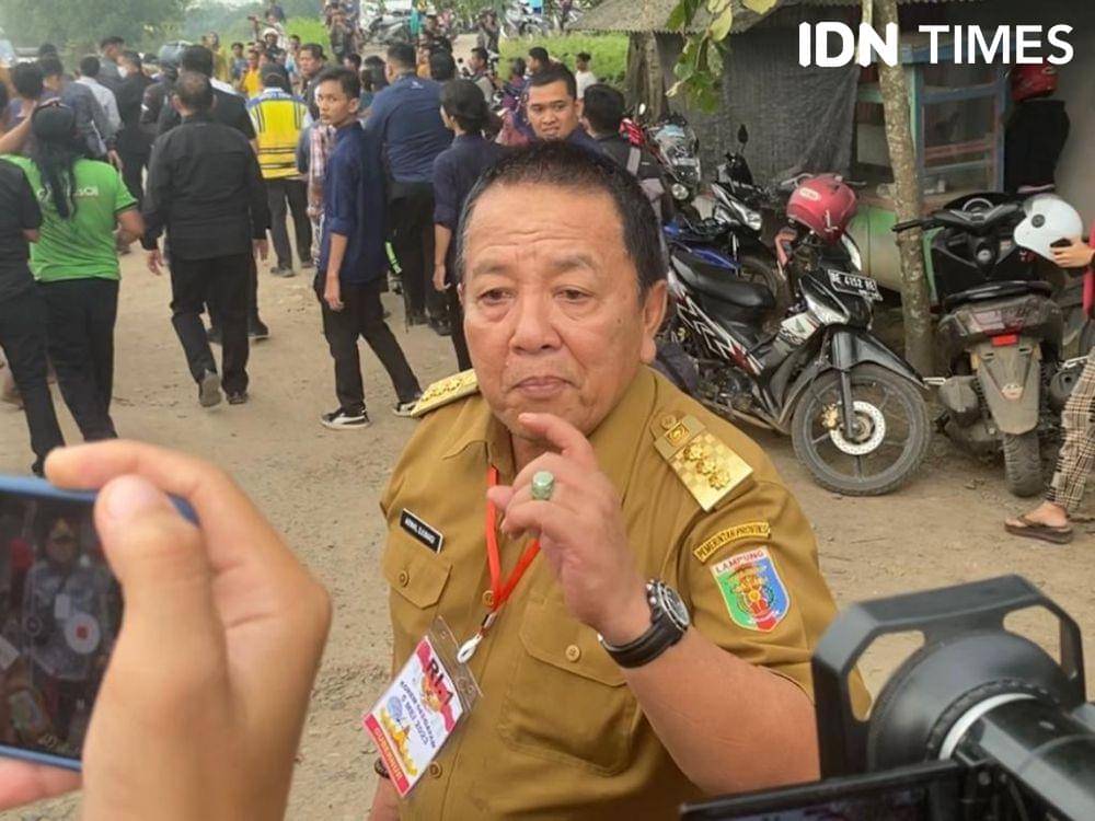 Gubernur Lampung Arinal Djunaidi menanggapi kondisi jalan rusak terjadi di sejumlah ruas di provinsi setempat. (IDN Times/Tama Yudha Wiguna).
