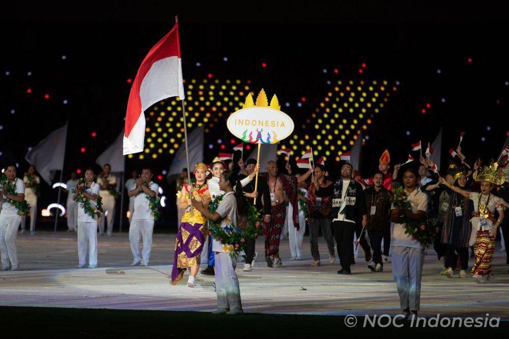 Defile tim Indonesia dalam upacara pembukaan SEA Games 2023 Kamboja (dok.NOC Indonesia/Naif Al'as)