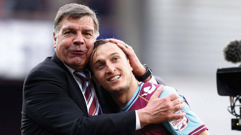 Sam Allardyce berpelukan dengan pemain West Ham United, Mark Noble. (whufc.com)