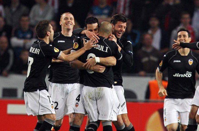 Para pemain Valencia merayakan gol di Europa League 2011/2012. (uefa.com)
