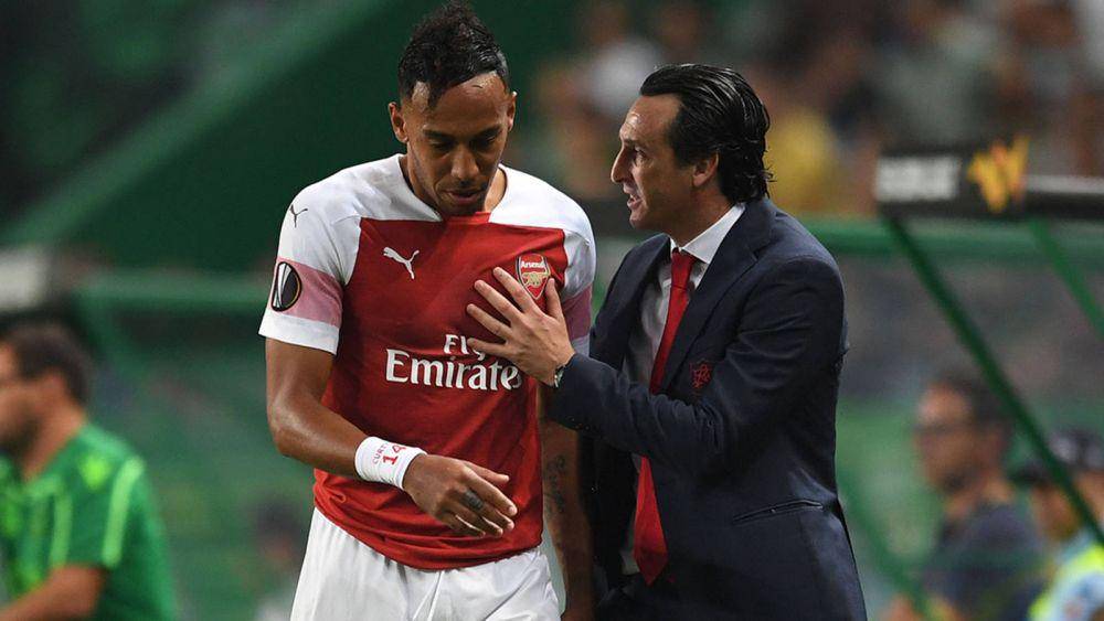 Unai Emery berbicara kepada Pierre-Emerick Aubameyang. (arsenal.com)