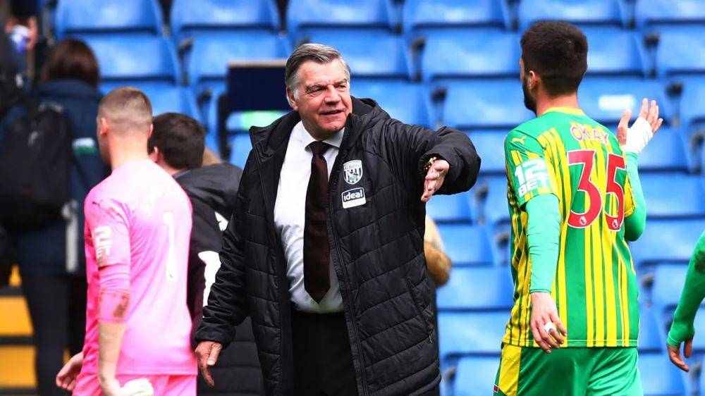 Sam Allardyce merayakan kemenangan bersama pemain West Bromwich Albion. (premierleague.com)