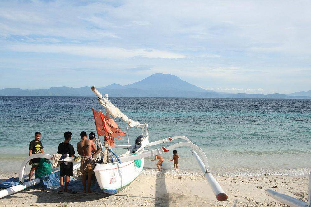 pantai di Nusa Penida, Bali (commons.wikimedia.org/Sasuke shinozawa)